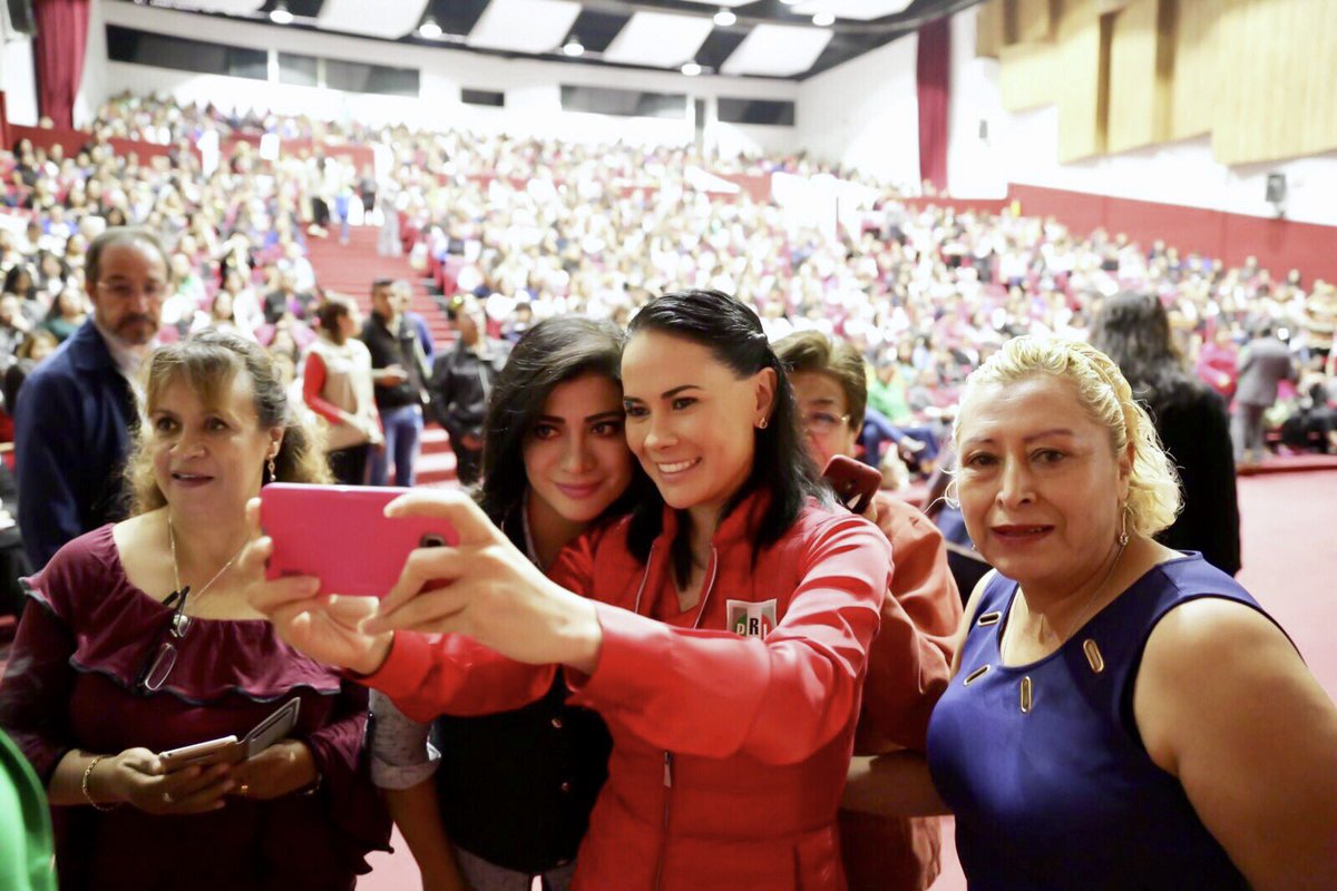 AlejandraDMV's tweet photo. Como generación, tenemos el compromiso femenino de romper con el paradigma según el cual una mujer no apoya a otra mujer. #EscuelaMujeresPRI https://t.co/8DHNTNqXof