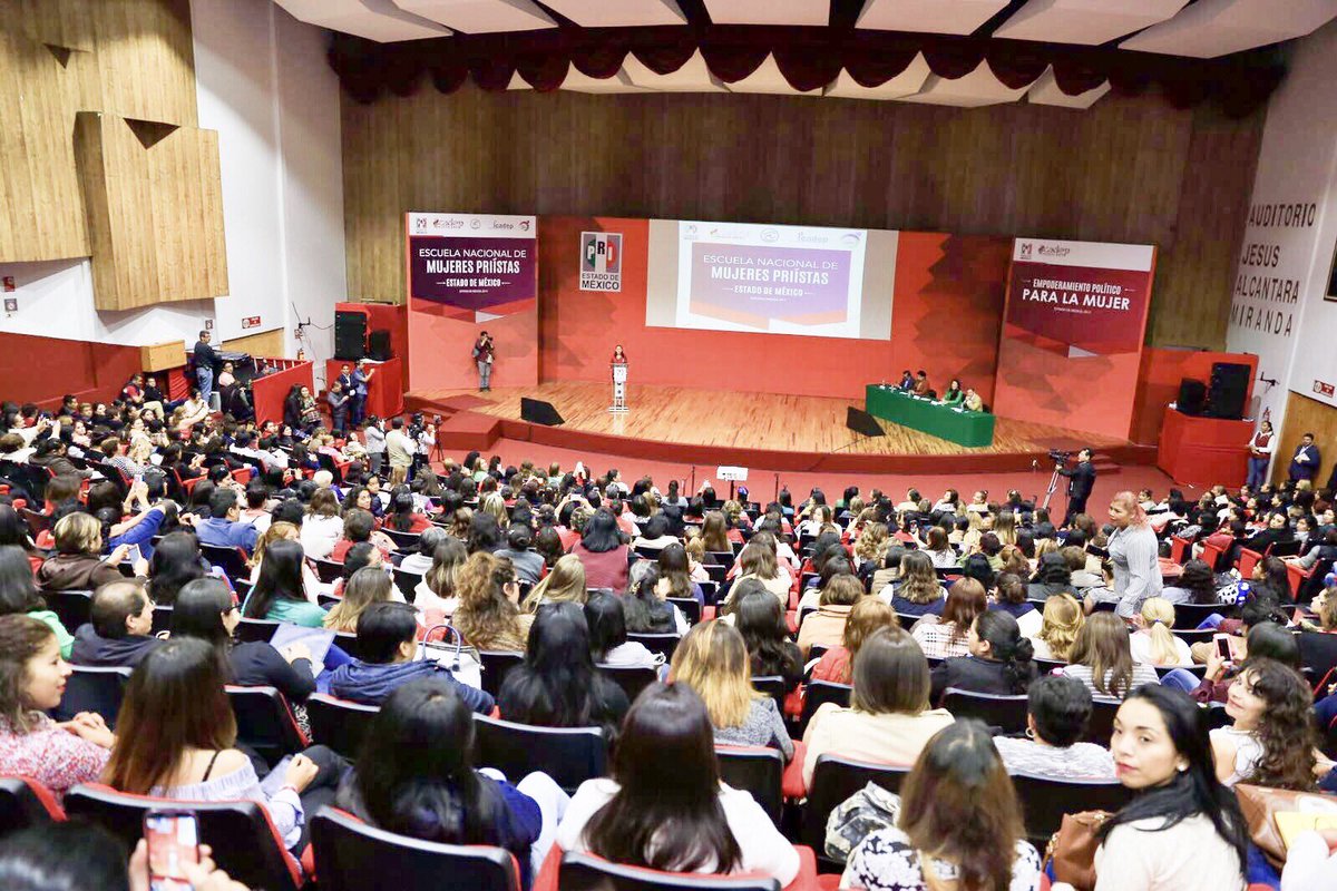 AlejandraDMV's tweet photo. Como generación, tenemos el compromiso femenino de romper con el paradigma según el cual una mujer no apoya a otra mujer. #EscuelaMujeresPRI https://t.co/8DHNTNqXof