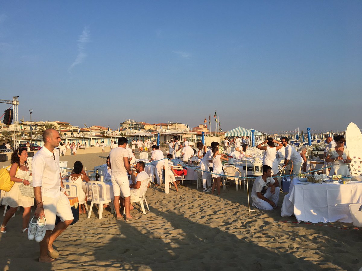 ArcobalenEstate's tweet photo. #WhitParty #Viareggio nella spiaggia di Piazza Maria Luisa tutti vestiti di bianco insieme per un grande picnic https://t.co/nqBHJMnIu1 https://t.co/stKaypOVV6
