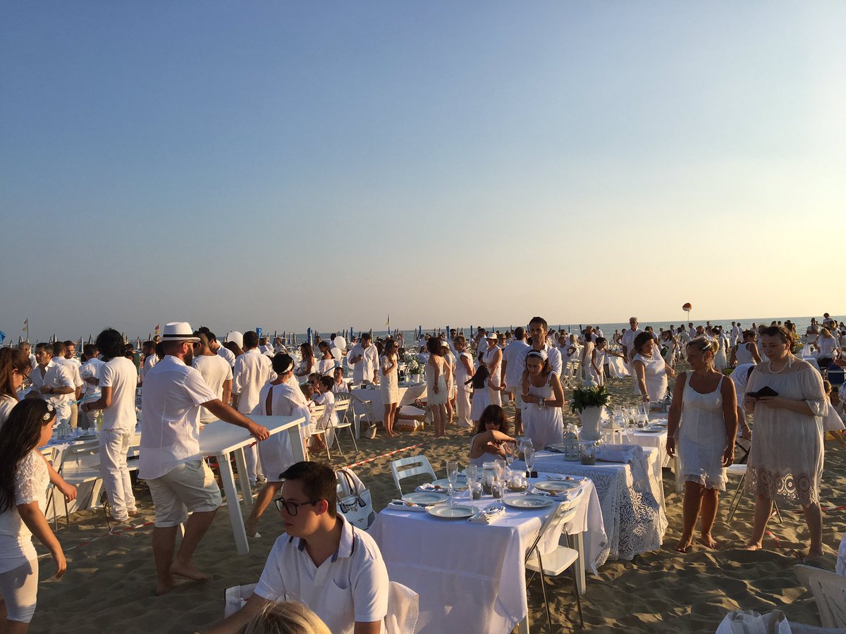 ArcobalenEstate's tweet photo. #WhitParty #Viareggio nella spiaggia di Piazza Maria Luisa tutti vestiti di bianco insieme per un grande picnic https://t.co/nqBHJMnIu1 https://t.co/stKaypOVV6