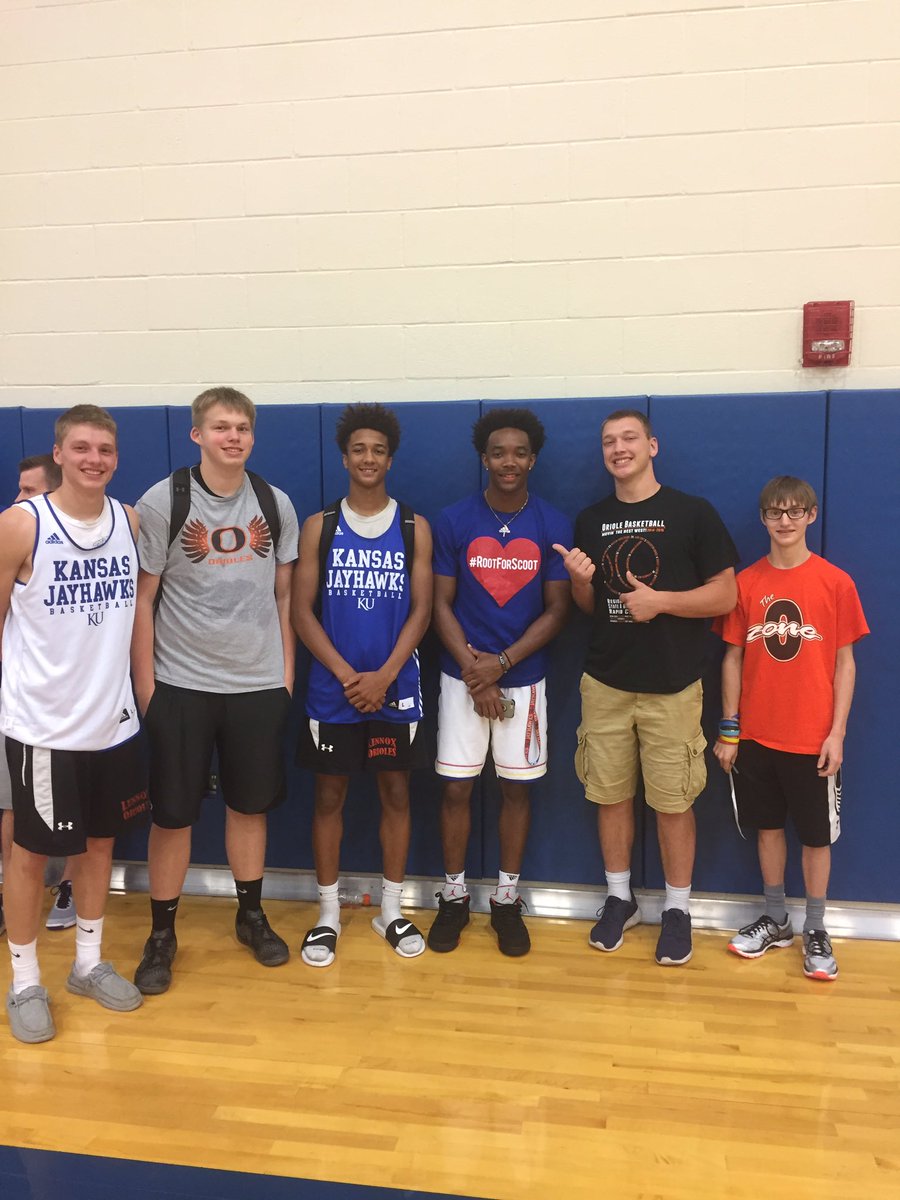 jhinker32's tweet photo. We were glad @Devonte_Graham4 came back for his senior season so we figured we needed a picture #rockchall https://t.co/eAbXJKluPW