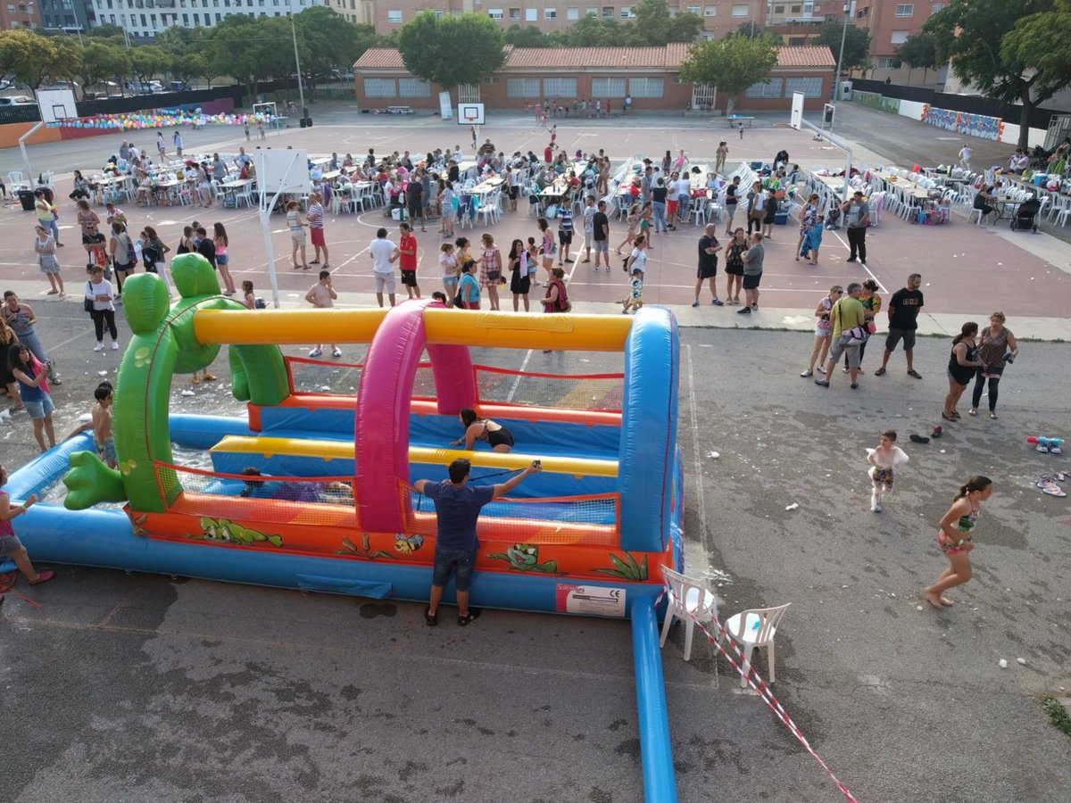 amparmelles's tweet photo. A la festa de fi de curs 2016-2017. Aigua i diversió per a totes les famílies! https://t.co/95ETwPvXrH