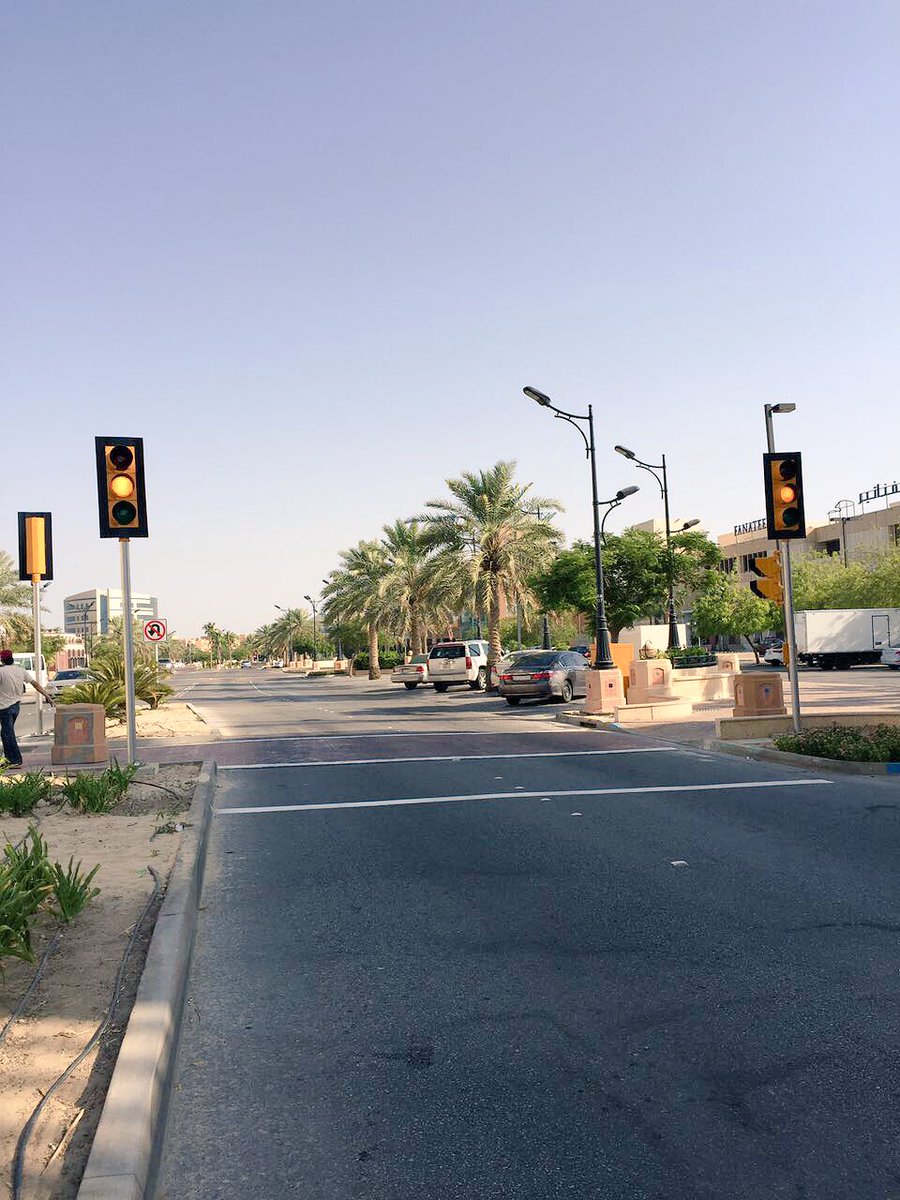 jubailctms's tweet photo. 🚦سيتم غداً تشغيل إشارة المشاة الواقعة أمام مجمع غاليريا. 
ولسلامتكم عند العبور نأمل الضغط على زر إشارة المشاة https://t.co/eIZ3d0aYXp