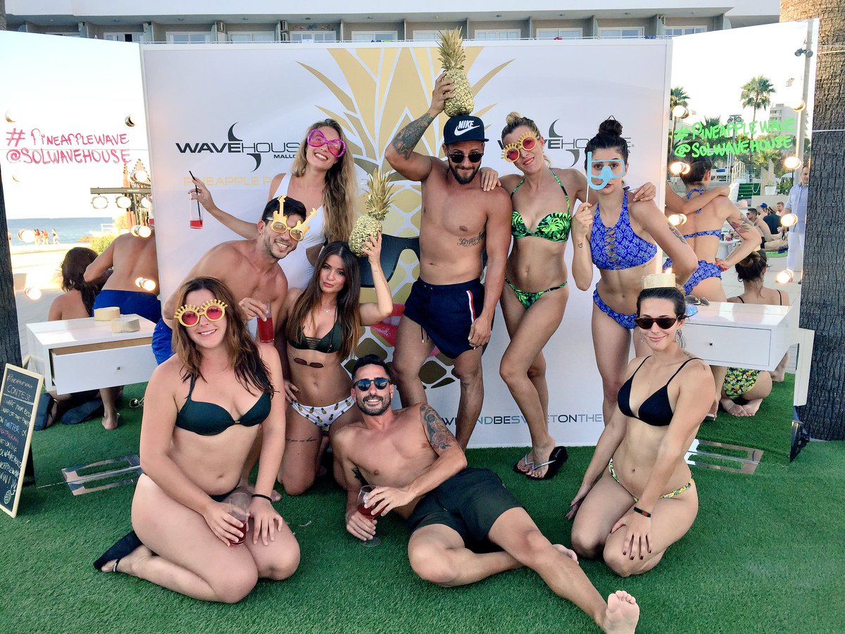 SolHouseCalvia's tweet photo. Pasa por nuestro photocall y participa en nuestro concurso #pineapplewave. La foto mΓ‘s divertida, gana! πππΈπ₯ https://t.co/eUOYKHSrFC