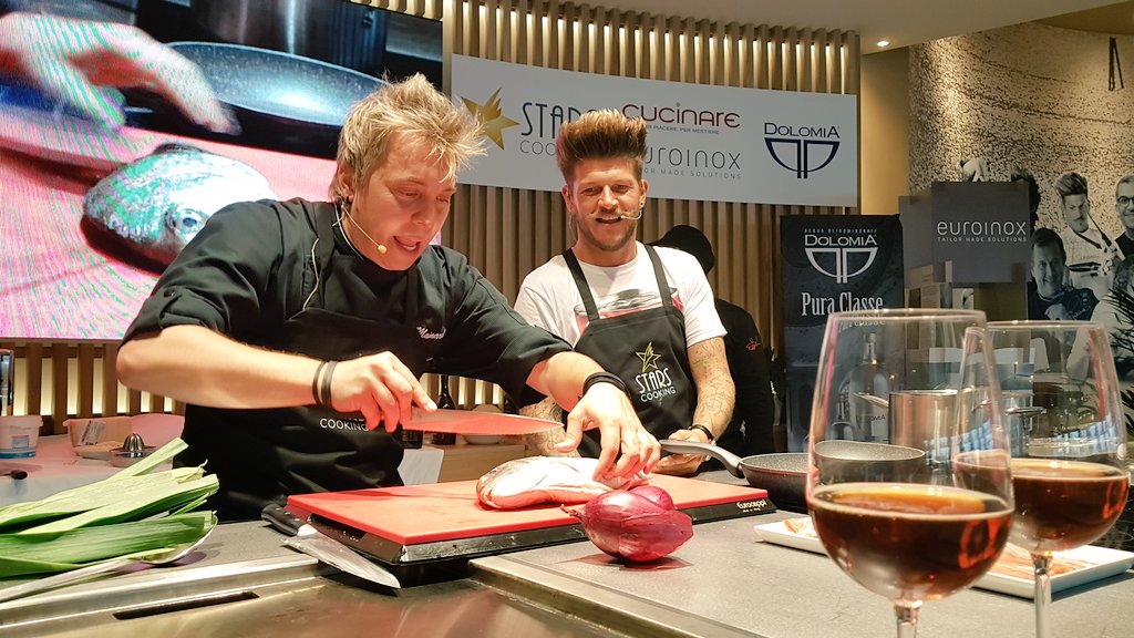 i_am_veru's tweet photo. Dice che #cipensamainardi a #easyfish2017... Nel frattempo la platea sembra pronta per intonare popopoppopoppo 😂 https://t.co/wHuL4Tyk4w