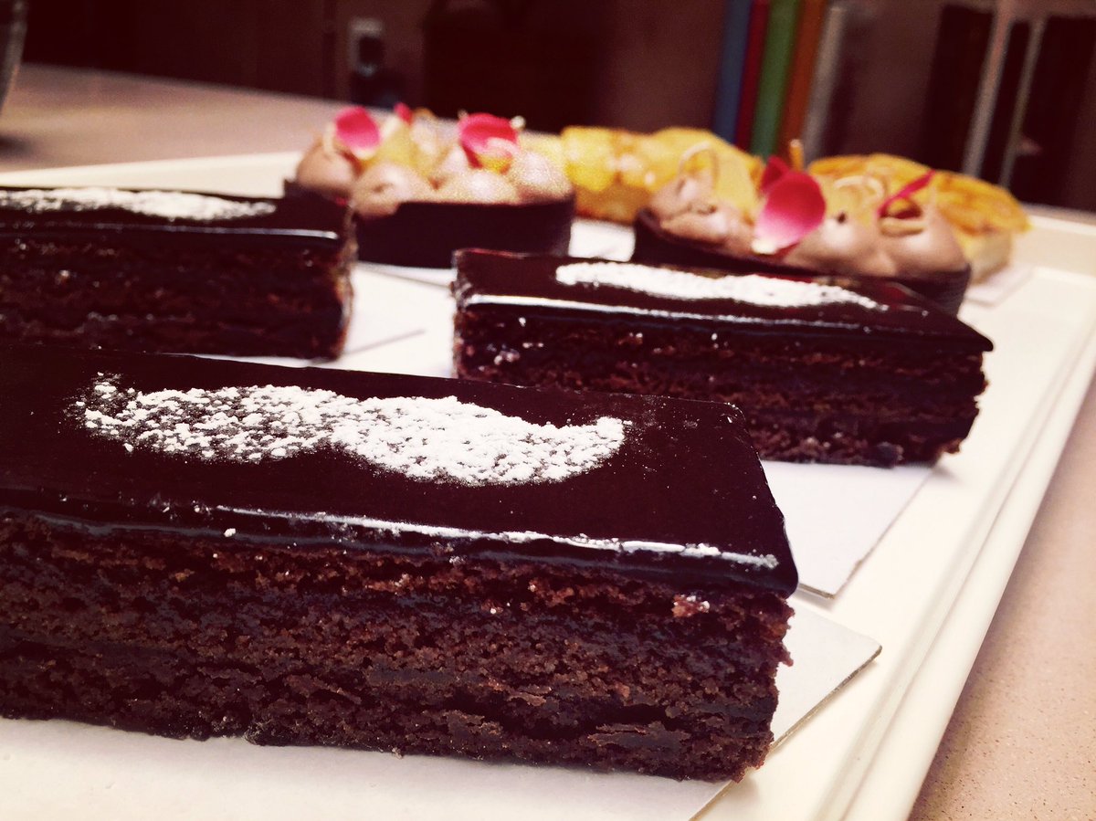 bocapostres's tweet photo. ¡Sacher bigotón y tarta de mezcal, naranja y caramelo! Postres para papá en @LaRomaDF #elpostrevaprimero #pidepostre https://t.co/qBf1RLtB5q