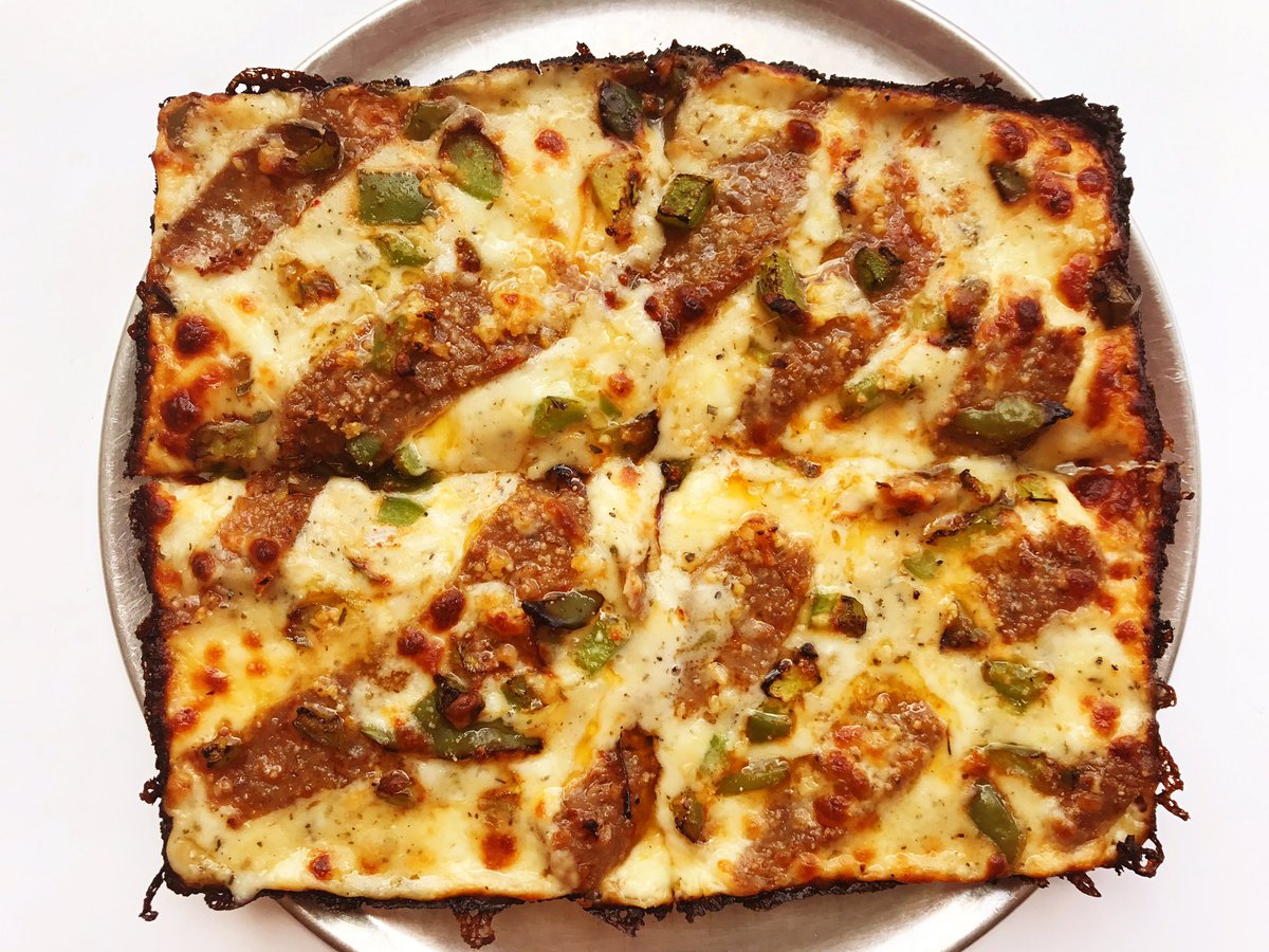 LeftysPlaceWV's tweet photo. Pizza Special Alert! White garlic sauce, Italian sausage, green pepper, and garlic. #leftysplacewv #detroitstylepizza https://t.co/rAv5ejIZYv