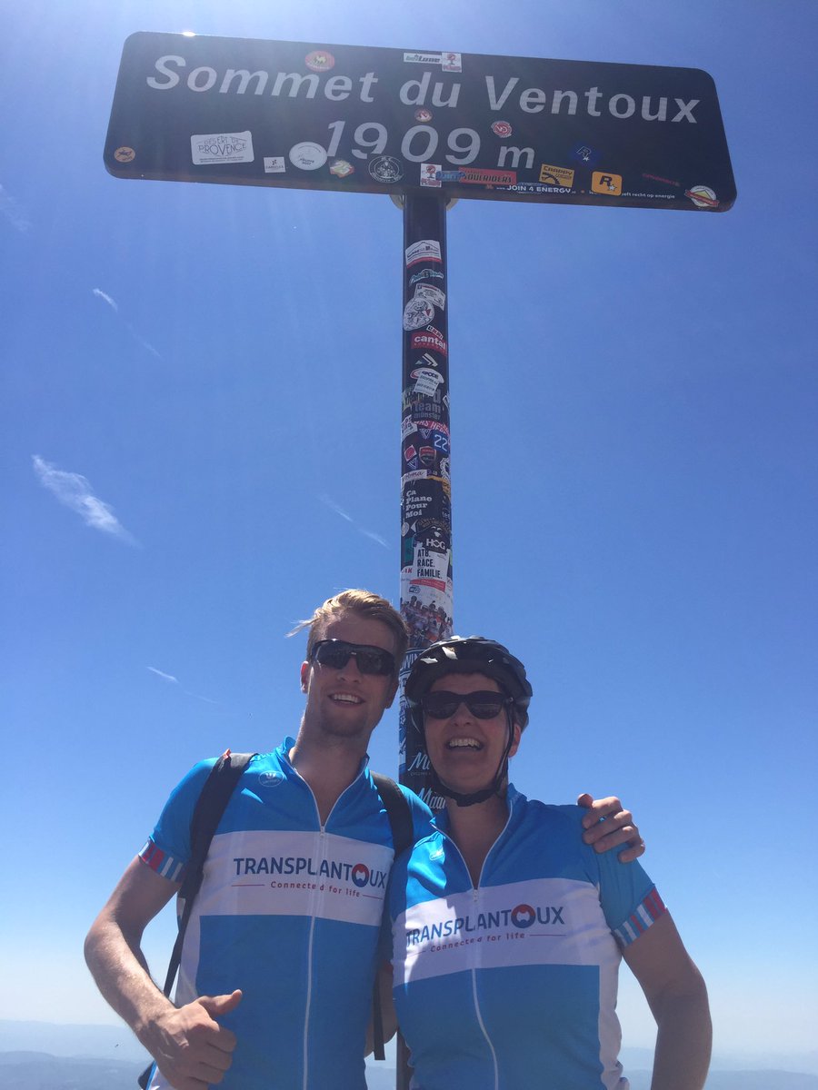 Niertransplantatie patient Wouter met zijn moeder en donor Ria op de top van de M. Ventoux. Fantastisch om te zien. #transplantoux