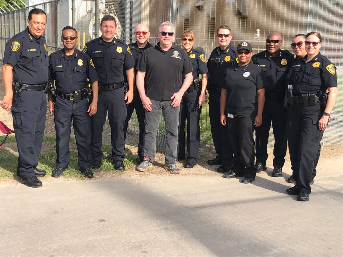 ArtAcevedo's tweet photo. Love serving with @SylvesterTurner, @BrendaStardig, @JacksonLeeTX18 &amp; many other great folks, especially in the @HoustonTX. #ThumbsUp4Blue https://t.co/dHJN3iMbvv