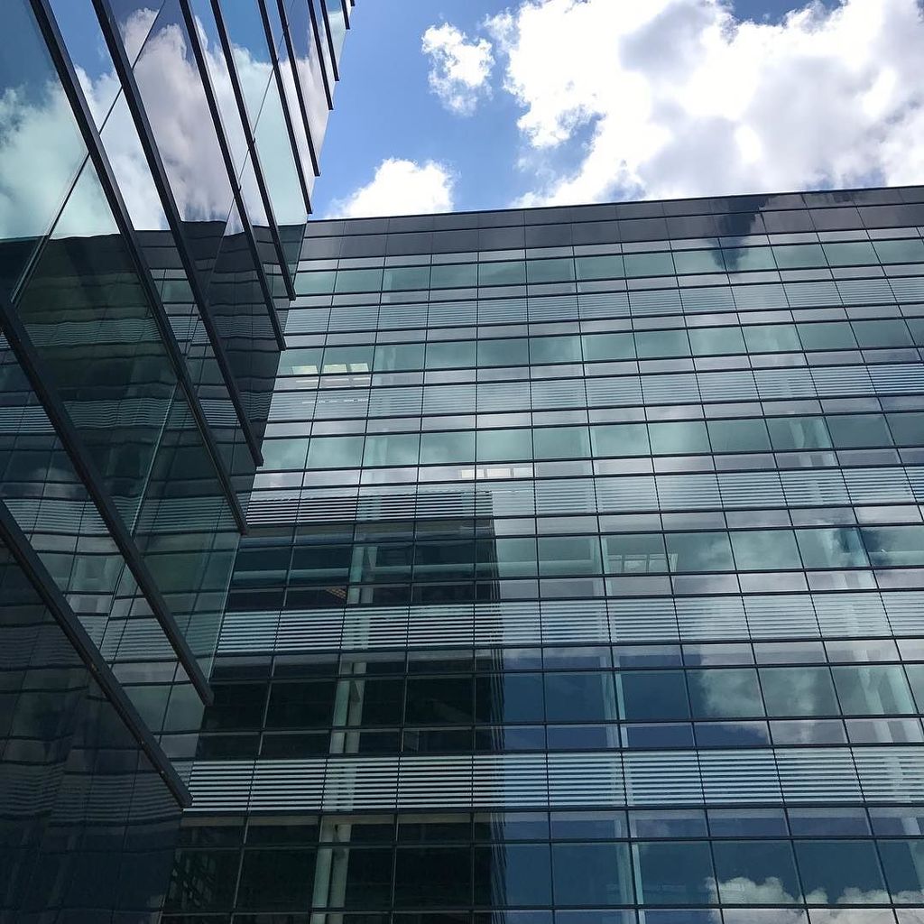 ErikfromBo's tweet photo. Glass and sky #usa #georgia #architecture #glass #modernarchitecture #atlanta #discoveratl #sky #perimeteratlanta … https://t.co/wRSATHQZcU https://t.co/xJYQRtP1iB