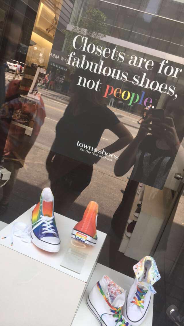 larryfatal's tweet image. "armários são para sapatos maravilhosos, não pessoas" PISA MENOS ALL STAR