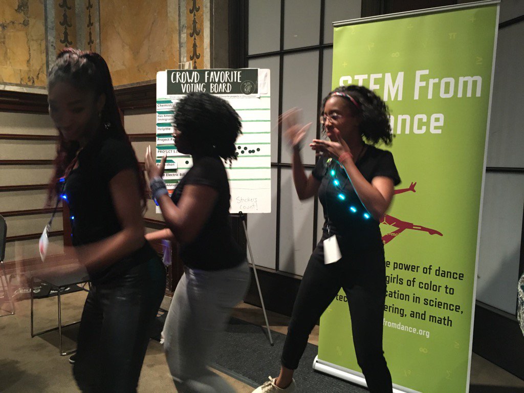 liza_stark's tweet photo. Amazing #etextile dance project from #STEMfromdance at #EmotiCon2017 https://t.co/HsuBJ1Ogbm