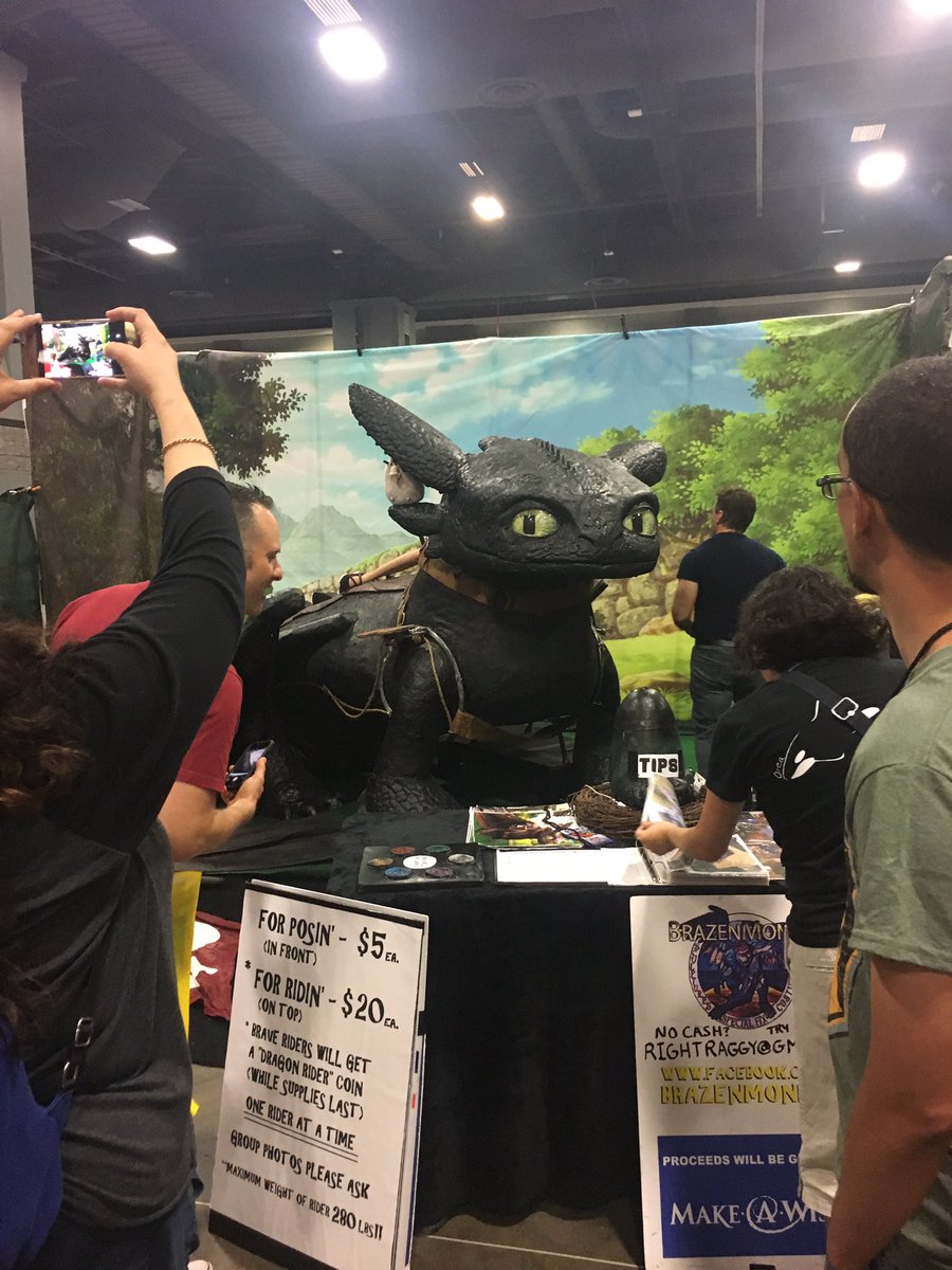 TakeMe2daBridge's tweet photo. Life-sized Toothless 😍 10/10 would hug if it didn't cost money 😂#AwesomeCon2017 https://t.co/PZtqZRpCc2