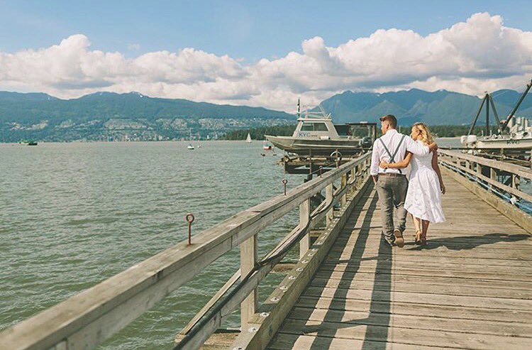 Seaside strolls. 📸: instagram.com/crystalmariesi….
