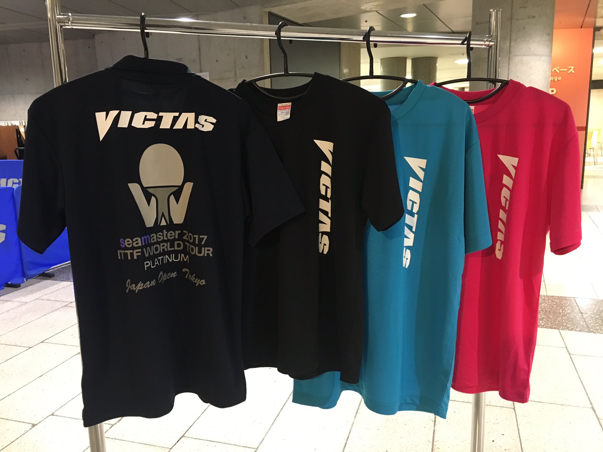 Victas 17ジャパンオープン 最終日 ブースでは大会記念tシャツ ポロシャツなどを販売しています ぜひ試合前などにブースへお立ち寄りください From スタッフ 卓球 ジャパンオープン Victas