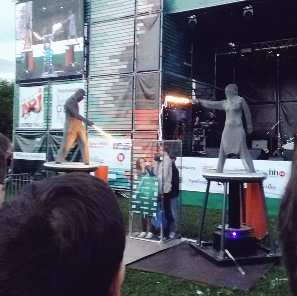 RosieLisbon's tweet photo. #Moscow #GeekPicnic #Kaspersky #Москва #ГикПикник #Коломенское
Несмотря на неудачные фото, #ТеслаШоу было очень крутое! #TeslaShow https://t.co/ZkUMLwsOEm