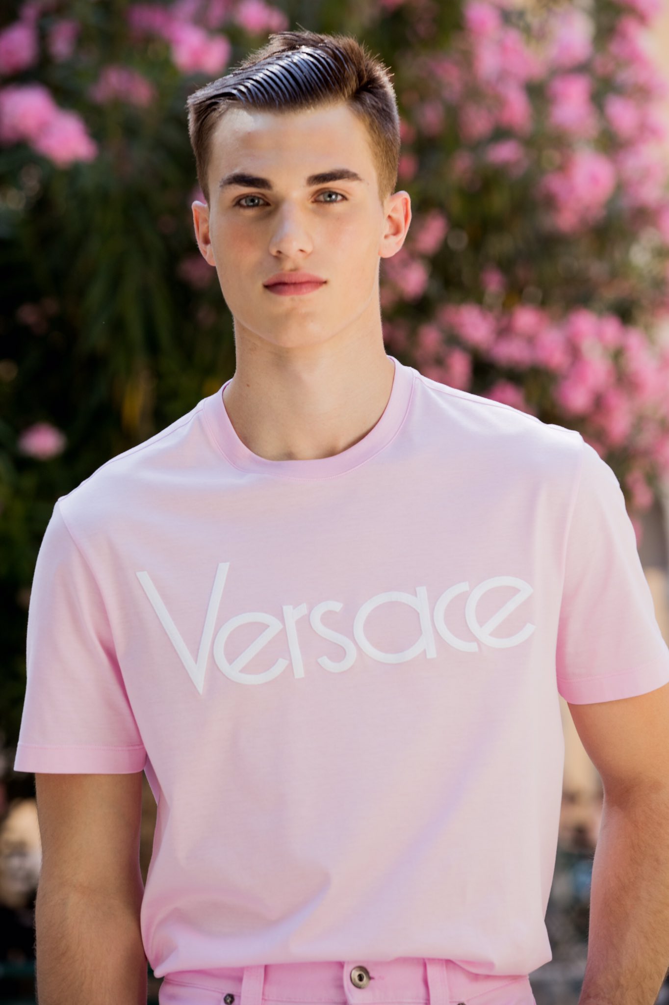 Postbud kløft længst VERSACE on Twitter: "A classic #Versace logo looks totally new, embroidered  in white stitches on a pale pink T-shirt. #VersaceSS18 #MFW https://t.co/GVmIfadrbi  https://t.co/uhqGsUuMGU" / X