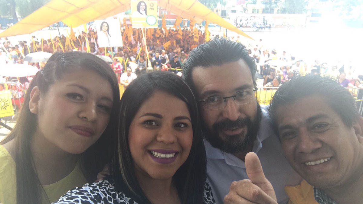 GabiQuirogaA's tweet photo. De fiesta en #Iztapalapa #28AniversarioPRD en compañía de nuestra gente tan cariñosa, militantes de lucha @Isaac_ASBadillo https://t.co/uDrL5GTjsM