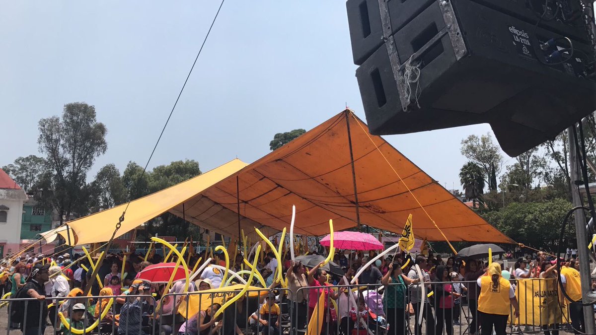 GabiQuirogaA's tweet photo. De fiesta en #Iztapalapa #28AniversarioPRD en compañía de nuestra gente tan cariñosa, militantes de lucha @Isaac_ASBadillo https://t.co/uDrL5GTjsM