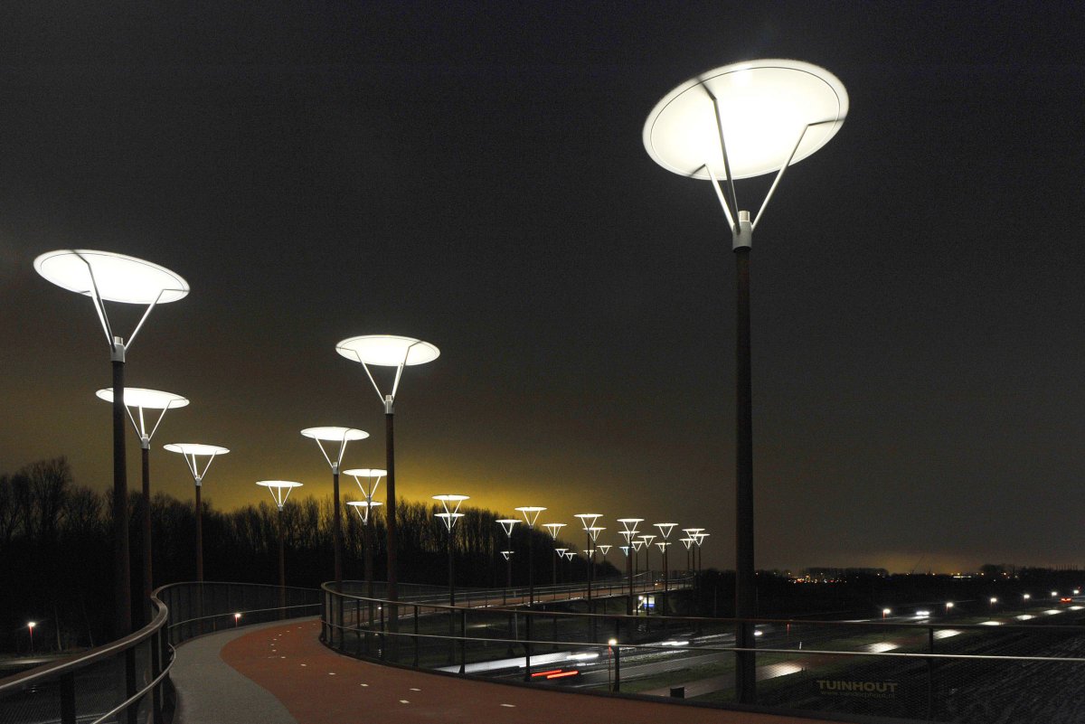 DutchUrbanIndex's tweet photo. Different #Dutch light #design on cycle paths. https://t.co/Vtpkjs2tvN