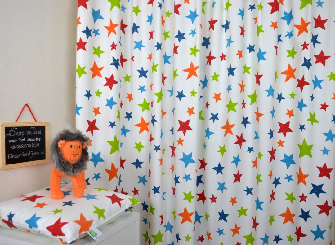 Deze sterren gordijnen zijn ideaal omdat ze kleurrijk én tijdloos zijn. Ook leverbaar in 5 andere kleurpaletten... kindergordijnen.nl/p/2009/superst…