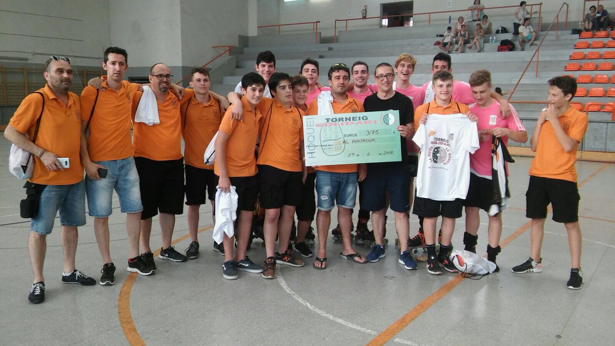chpalafrugell's tweet photo. El @chpalafrugell fa tot el donatiu del premi guanyat 375€ a la @OncoTrail molt contents de poder-ho fer. #failu #ajudar #calor #valors https://t.co/rA6ld6mn1W