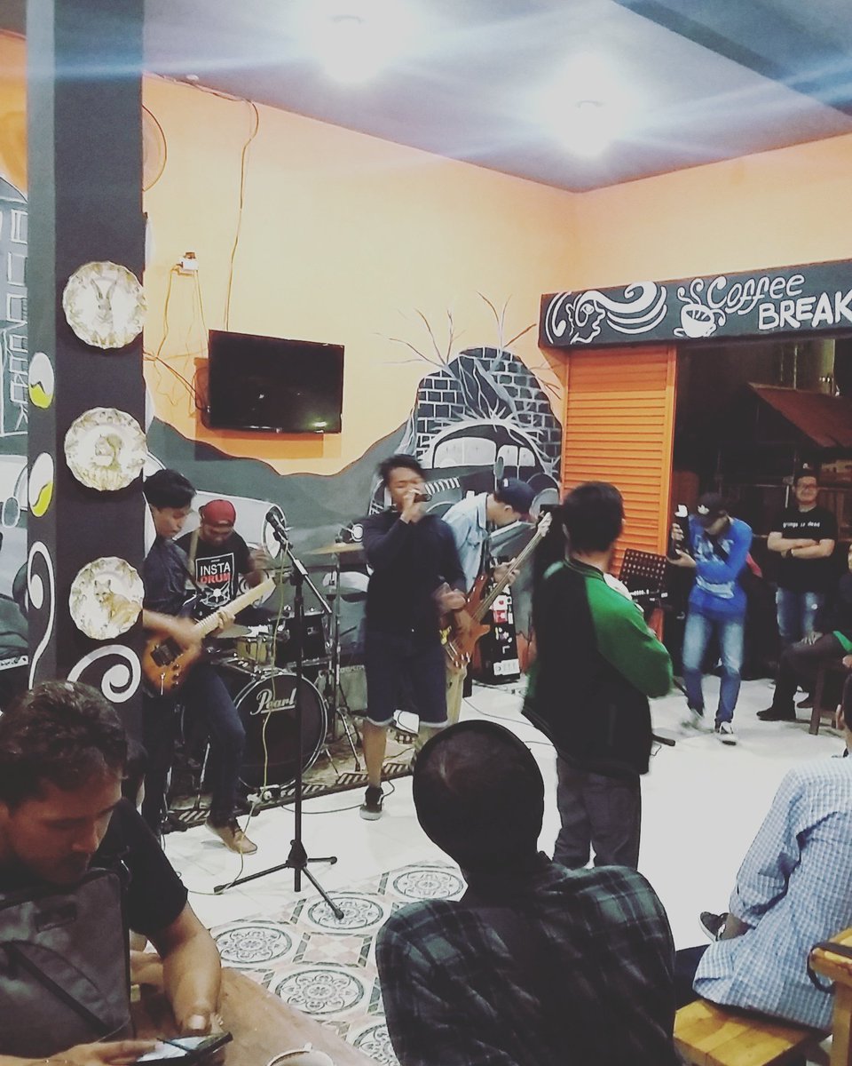 Ngabuburit Asik 
With <a href="/holiday_oftania/">Holiday Of Tania</a> <a href="/KayanaOfficial/">Kayana Official</a> <a href="/FallenRose/">Sandra</a> <a href="/childofstory_of/">CHILD OF STORY</a>  @KedaiNgipo #MusicEducation #MusicIndie #IndieSurabaya