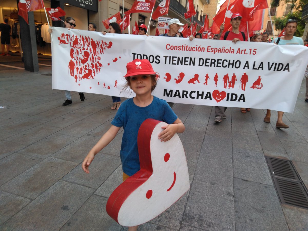 DAVbcn's tweet photo. Si nos implicamos de verdad, en la defensa de la vida, lograremos que triunfe la vida, y el aborto pase a la historia #MarchaVida #BCN💓 https://t.co/IWHwJhMOYF