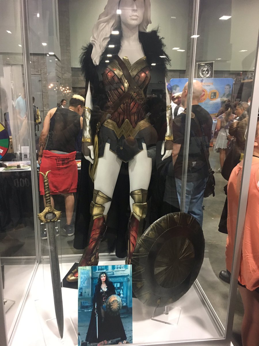 TakeMe2daBridge's tweet photo. Wonder Woman's ACTUAL suit (from the movie!!) #AwesomeCon2017 https://t.co/uSqPPIRCl6