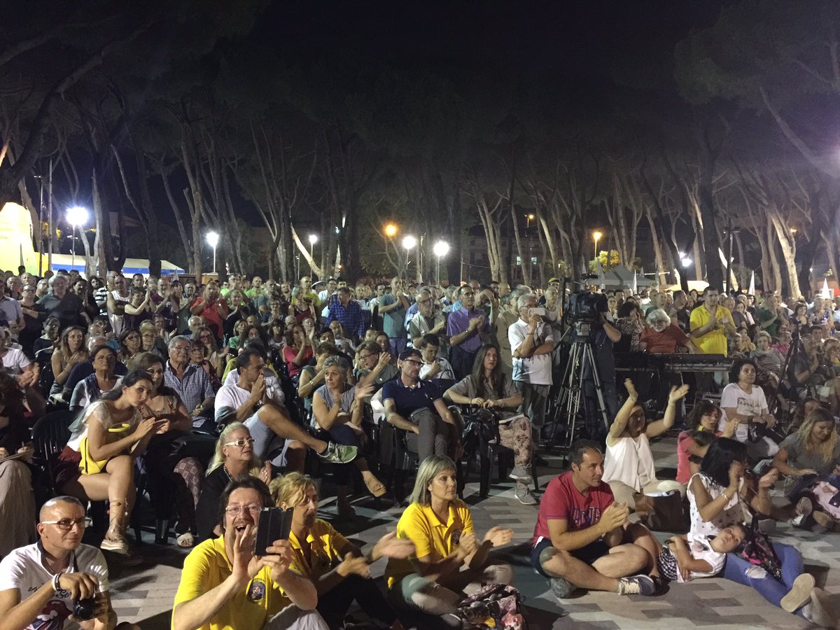 FMCastaldo's tweet photo. A #Carrara perché stavolta #cambiadavvero! Forza Francesco #DePa #DePasqualesindaco! #m5s @meetupcarrara @Toscana5Stelle @GiannarelliM5S https://t.co/px3cX39sB2