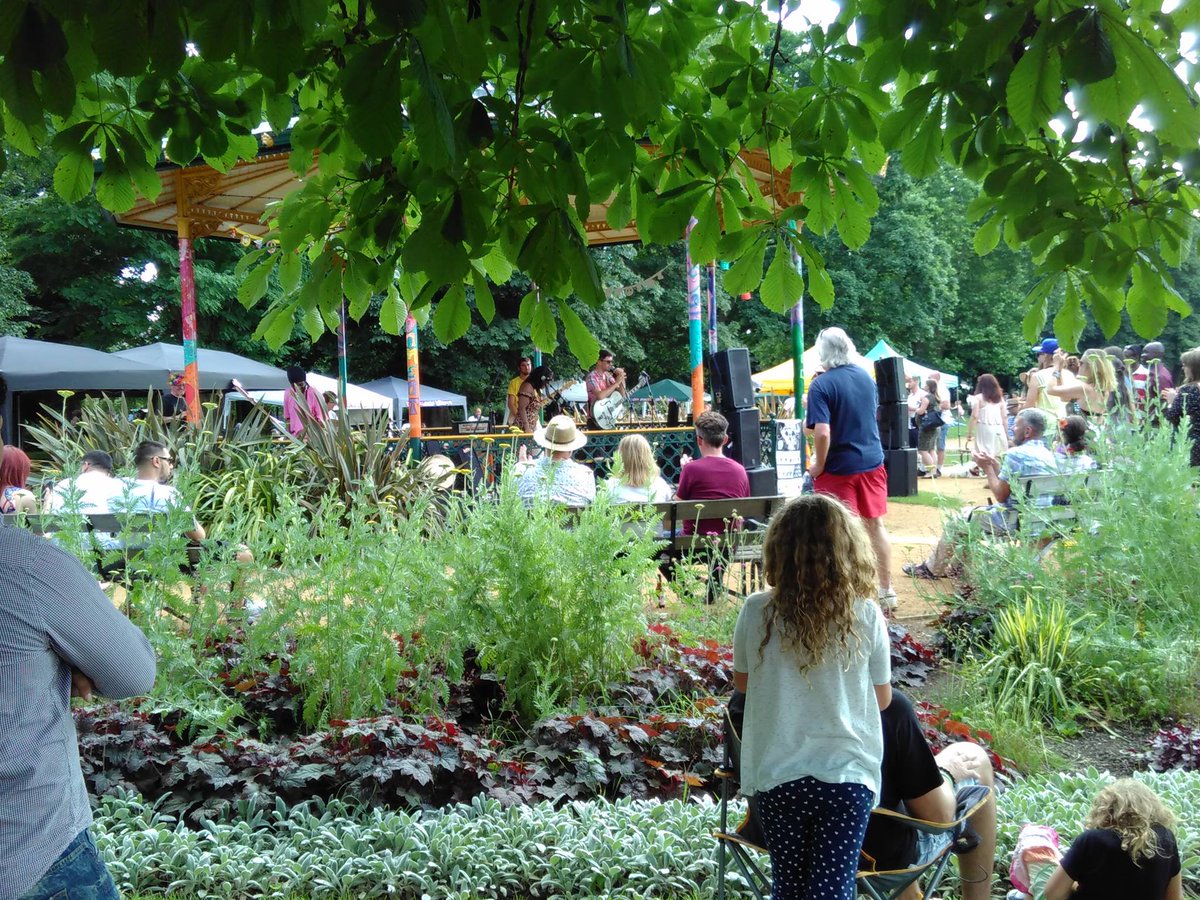 HangingPuppet's tweet photo. Pics fom @CRSummerofLove at @WandlePark. Great way to unwind after work today. Yes, this is #Croydon. https://t.co/3ubBYWUX83