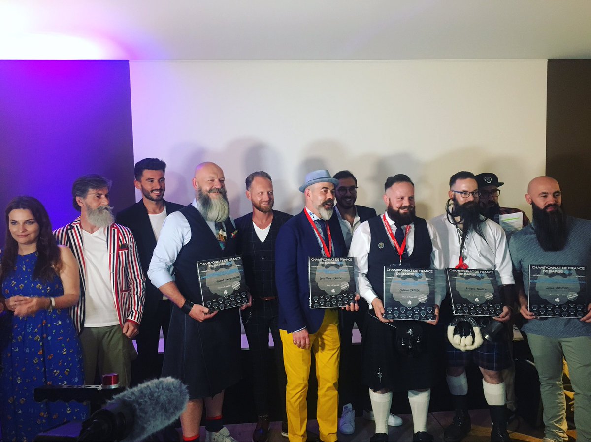 Ub_uniquebeauty's tweet photo. Voici les gds gagnants de la 1ère édition du Championnat de France de barbe 2017 accompagnés du jury 😆🏆 #moustache #barbe2017 #Barbe #barbu https://t.co/o86RgQcrIH