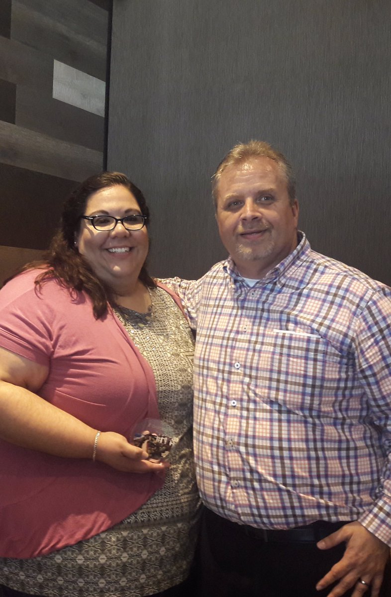 ChedDeb's tweet photo. Came to #HarlingenCheddars for a meal &amp; got so much more.Received the #DardenDiamond award. I'm blessed with an amazing team! #onecheddars https://t.co/Ucx0o3dhxu