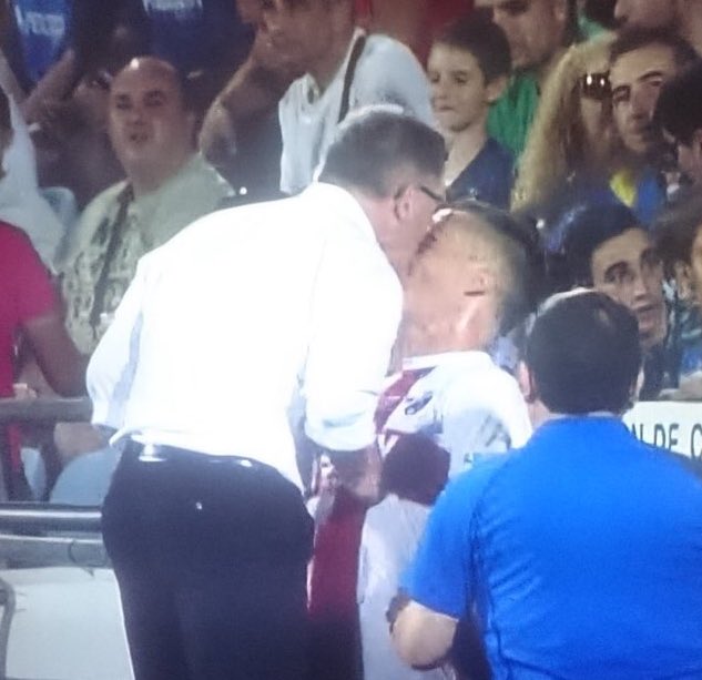 El cabezazo de Anquela a David López. Se han encarado tras la sustitución del jugador. La tensión del Play-Off.