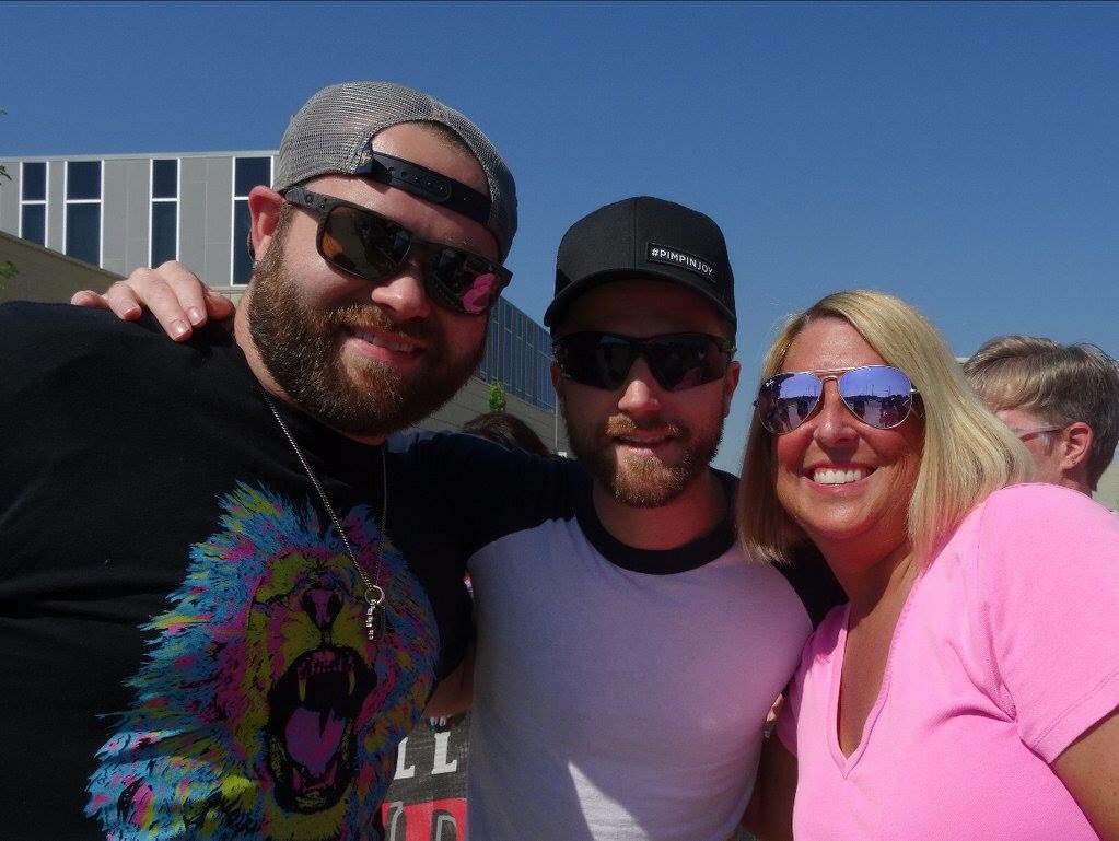 LightsCMemories's tweet photo. It was so nice to meet the @TheSwonBrothers at #cmafest #cmafest2017 #strikeoutcancer17 #cityofhope #swonbrothers https://t.co/aVkzFXRx5G