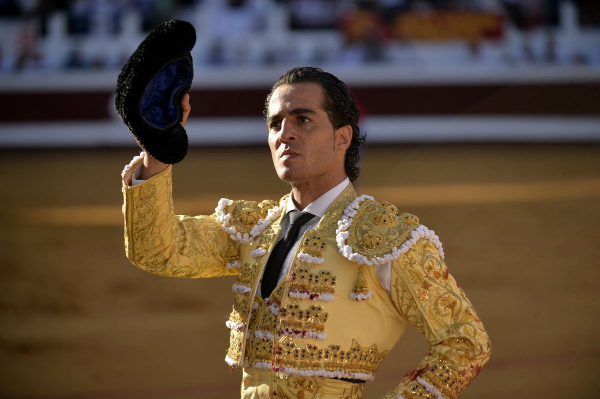 BFMTV's tweet photo. Blessé par un taureau, un matador espagnol meurt lors d'une corrida en France https://t.co/lazKAh6VSN https://t.co/7tXv8OG7mL