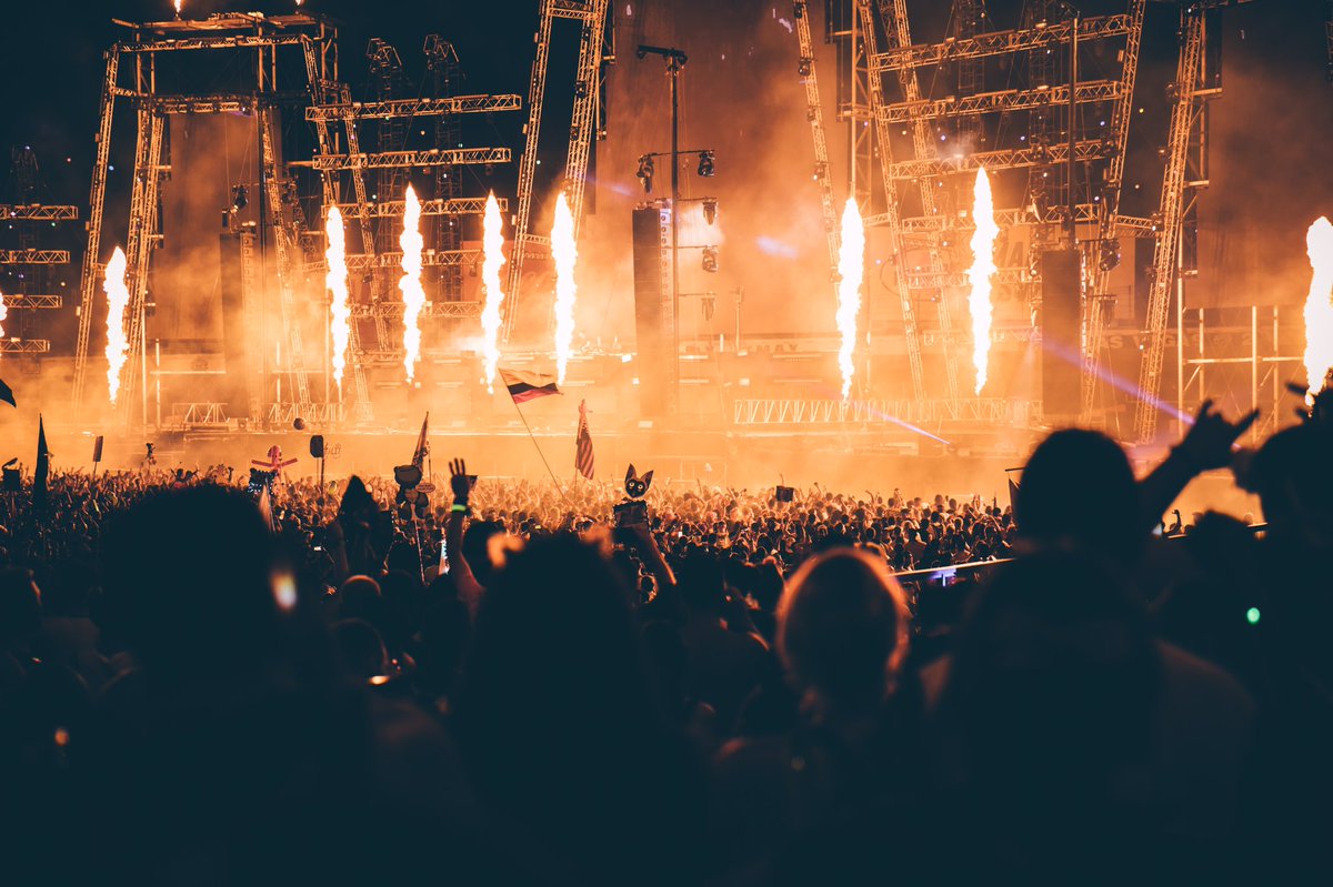 AllTrapNation's tweet photo. Day one of EDC was absolutely amazing. Day two: You're not ready for what's about to happen ;) https://t.co/R8OLGeIAtW