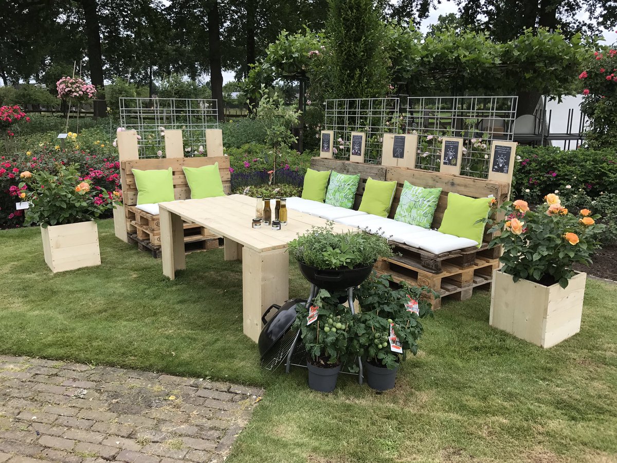 OutdoorRoses's tweet photo. Presentatie opgebouwd in de @derozenhoflottum voor de week van de #potroos #potrozenshow dit is van 18 tot 25 juni #roos #roses #lottum https://t.co/MiwaDvSHhY