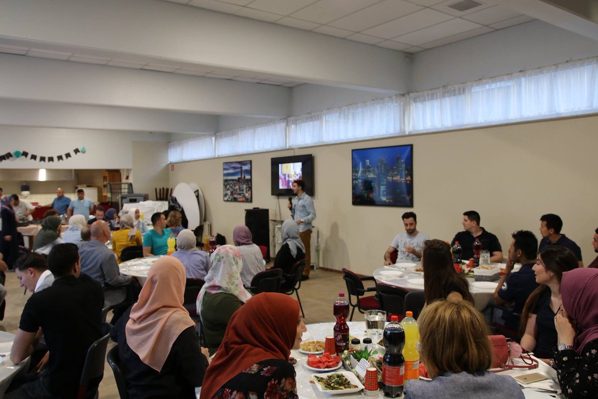 UtrechtAJ's tweet photo. 14juni #iftar met sleutelfiguren, jongeren, buurtbewoners @Utrecht. Dank iedereen voor komst! Mooie en waardevolle gesprekken aan tafel! https://t.co/gvSPxkVvaE