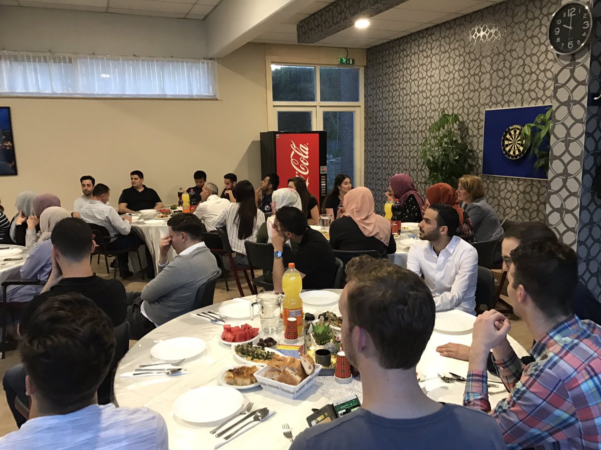 UtrechtAJ's tweet photo. 14juni #iftar met sleutelfiguren, jongeren, buurtbewoners @Utrecht. Dank iedereen voor komst! Mooie en waardevolle gesprekken aan tafel! https://t.co/gvSPxkVvaE