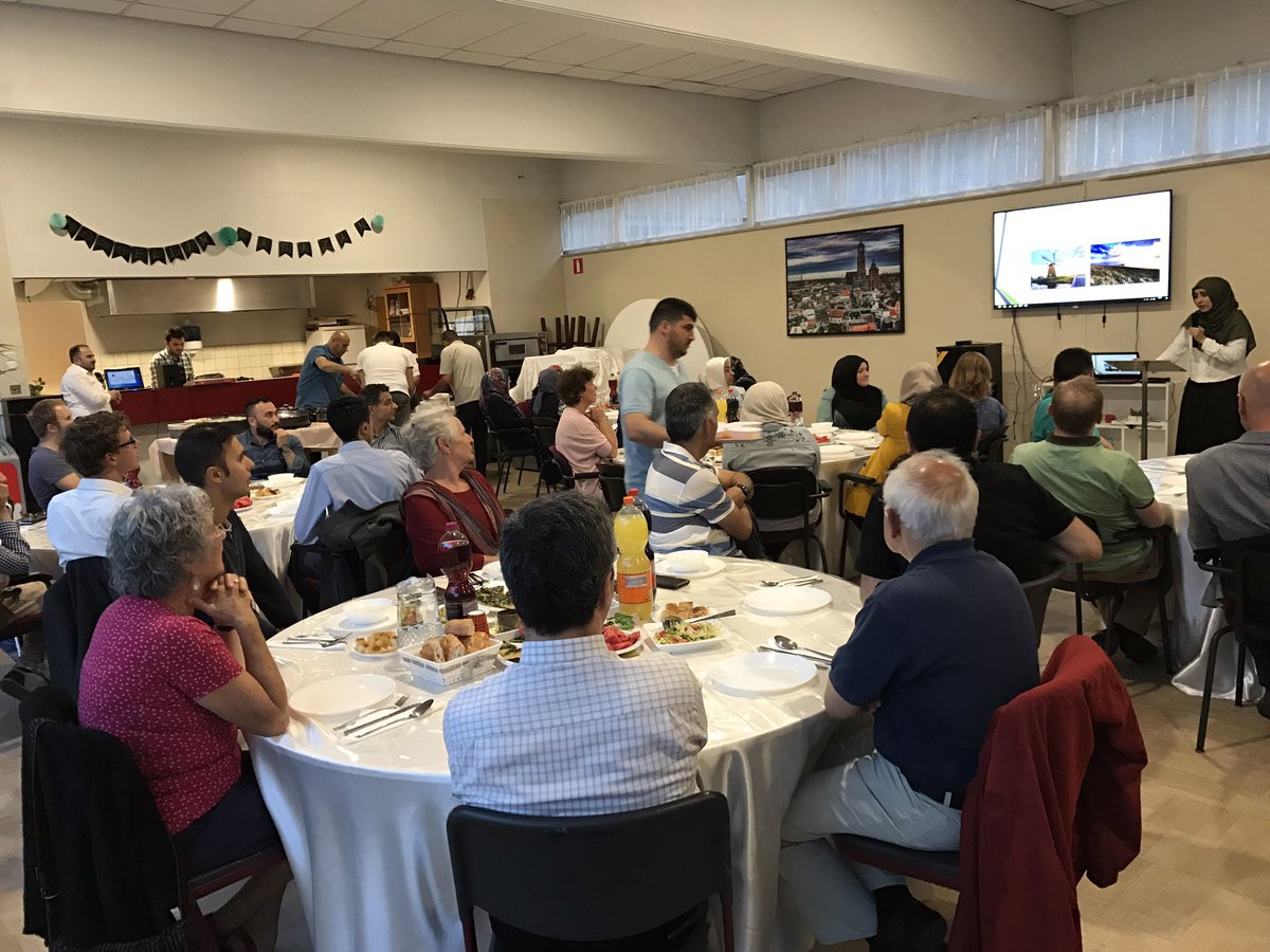 UtrechtAJ's tweet photo. 14juni #iftar met sleutelfiguren, jongeren, buurtbewoners @Utrecht. Dank iedereen voor komst! Mooie en waardevolle gesprekken aan tafel! https://t.co/gvSPxkVvaE