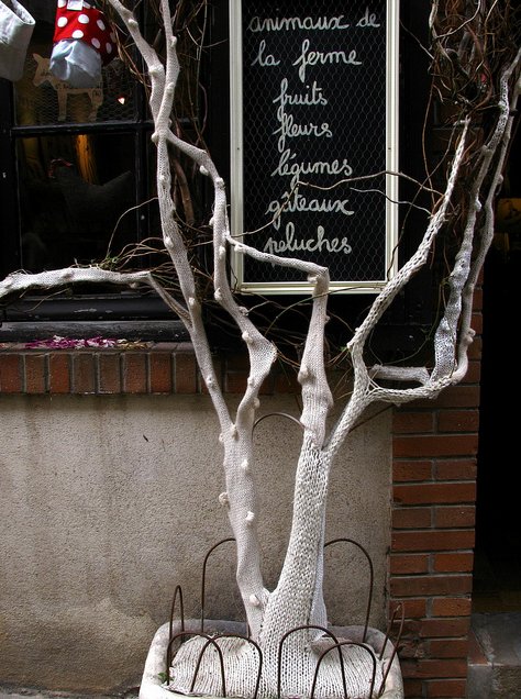 knithacker's tweet photo. Knitted Tree Sweater Spotted In France! https://t.co/qjjaAptzxk #waybackhack #yarnbomb #handmade #knit #knitting #treesweater https://t.co/8Ut9H7AkAl