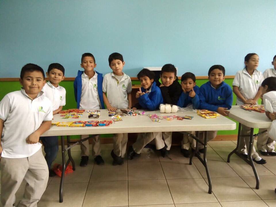 entrecamposgt's tweet photo. Iniciamos nuestra #ObraSocial en #Primaria, alumnos de tercero felices en su venta #ECGT https://t.co/tnv2tknNcg