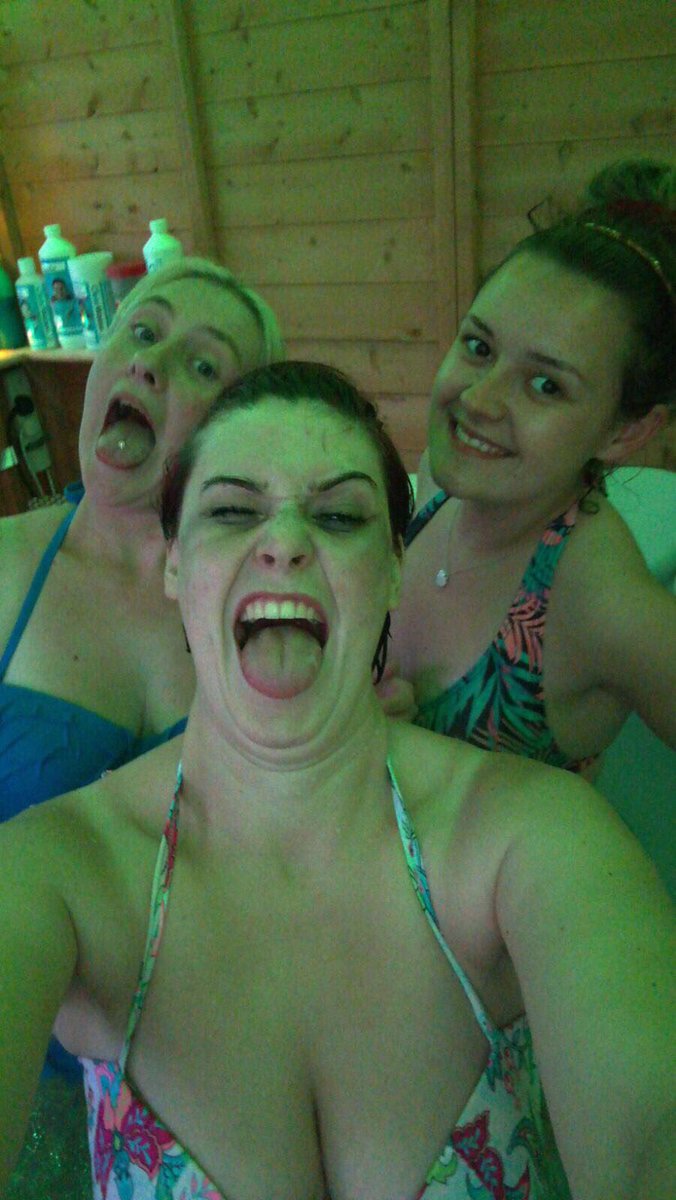 stephaniec562's tweet photo. Girls night in the hot tub 😇💕🍸 https://t.co/ZqjgNN1YBi