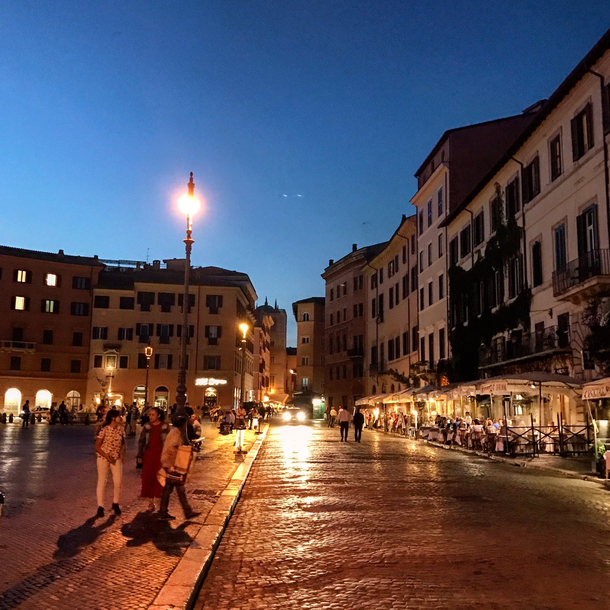 The haunt of my dreams ❤️ #piazzas #cittaeterna #magicalevenings #twilight #streetsofrome #travelblog #mydailyrome