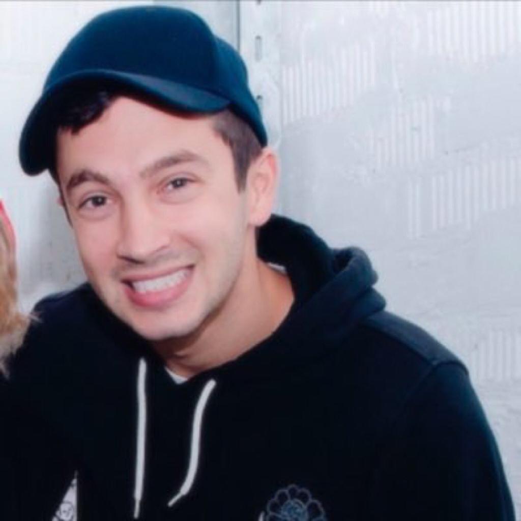 Tyler_Joseph_rp's tweet photo. Sorry but why he look like a 8 year old smiling for his t-ball picture https://t.co/XXyg8nsK9y