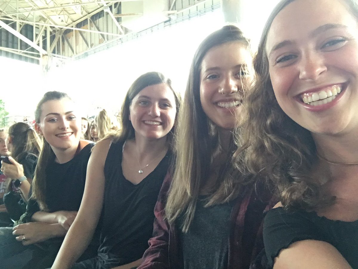 casslax27's tweet photo. #Kiss108KissConcert https://t.co/Xmrt8GzkkN