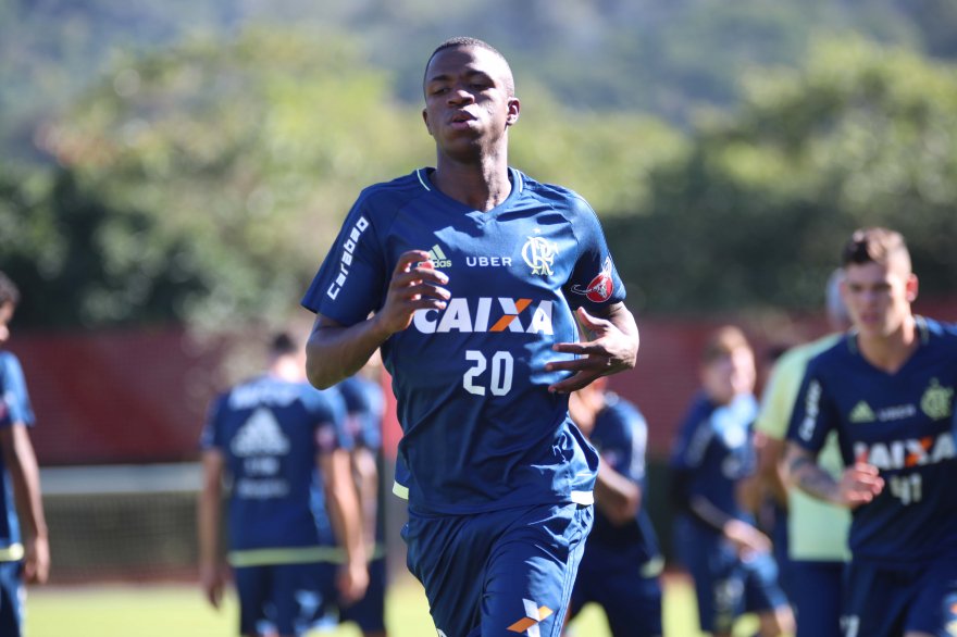 Flamengo's tweet photo. Olha aí o @vini11Oficial no treino que fechou a preparação para o clássico. Amanhã tem #FLUxFLA no Maracanã pelo Brasileirão 2017. https://t.co/Za1MSNWUDK