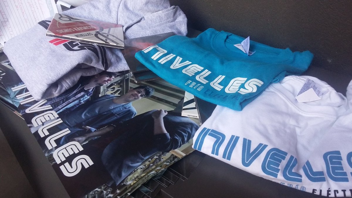 PREPARANDO LA MERCANCÍA PARA LA VENTA Y FIRMA DE HOY EN EL <a href="/ccemx/">Centro Cultural de España México</a> <a href="/ccemxradio/">CCEMx Radio</a> 8PM TOQUIN+VENTA+FIRMA