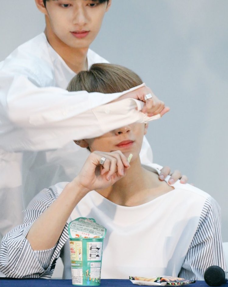 Yakışıklılığımı kapatmaya mı çalışıyorsun? 😏 @WenJunhui2